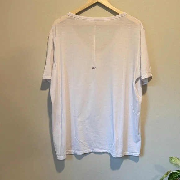 ALO YOGA Motion Short Sleeve V-Neck Tee in White sz L EUC - Picture 3 of 5